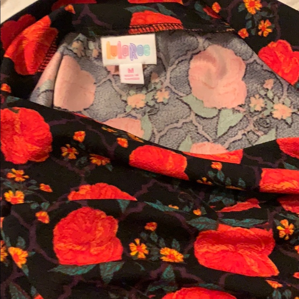 Lularoe Cassie Red Roses - Picture 2 of 3
